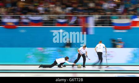 Jeux olympiques d'hiver de Sotchi - jour 5.Eve Muirhead, un saut en Grande-Bretagne, livre sa pierre lors des Jeux Olympiques de Sotchi en 2014 à Sotchi, en Russie. Banque D'Images