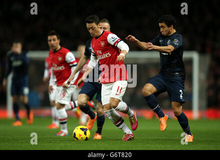 Football - Barclays Premier League - Arsenal / Manchester United - Emirates Stadium.Le Mesut Ozil d'Arsenal (à gauche) lutte pour la possession du ballon avec Rafael de Manchester United Banque D'Images