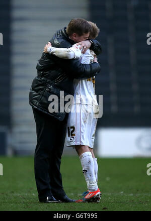 Karl Robinson, directeur de Milton Keynes, célèbre leur victoire avec le buteur Ben Reeves à la fin du match lors du match de la Sky Bet League One au stade:mk de Milton Keynes. Banque D'Images