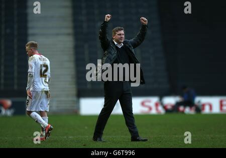 Karl Robinson (à droite), le directeur de Milton Keynes, célèbre la victoire de ses côtés à la fin du match lors du match de la Sky Bet League One au Stadium:mk, Milton Keynes. Banque D'Images