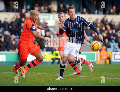 Football - Championnat Sky Bet - Millwall / Bolton Wanderers - New Den.Martyn Woolford de Millwall et Alex Baptiste de Bolton Wanderers lors du match du championnat Sky Bet au New Den, Londres. Banque D'Images