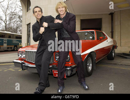 Les acteurs Ben Stiller (à gauche) et Owen Wilson posent avec une Ford Torino originale (non issue du programme) lors d'une séance photo à l'hôtel Dorchester sur Park Lane à Londres, avant la première du film 'Starsky and Hutch' sur Leicester Square à Londres. Ben Stiller joue Starsky (Paul Michael Glaser) et Owen Wilson joue Hutch (David Soul) dans le remake grand écran de la légendaire série détective des années 70. Banque D'Images