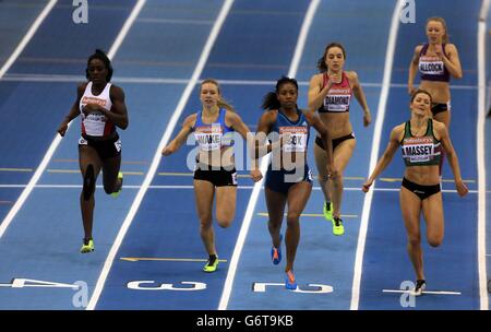 Shana Cox (au centre), en Grande-Bretagne, remporte la finale féminine de 400 mètres « B », qui se place à la 2e place de Kelly Massey (à droite) et à la 3e place de Laura Wake (à la 2e à gauche) au Grand Prix d'athlétisme britannique en salle, à la National Indoor Arena, à Birmingham. Banque D'Images