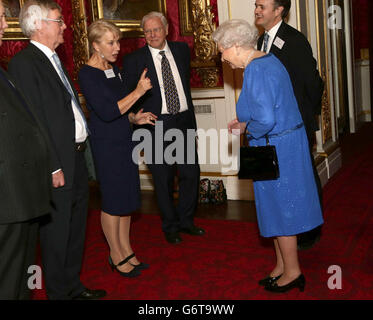 La reine Elizabeth II (à droite) rencontre Dame Helen Mirren, alors que Sir David Attenborough (troisième à gauche) regarde, lors d'une réception pour les arts dramatiques, au Palais de Buckingham, à Londres. Banque D'Images