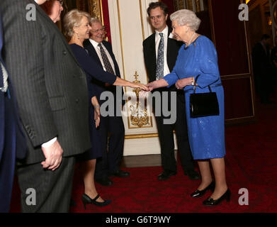 La reine Elizabeth II (à droite) rencontre Dame Helen Mirren, tandis que Sir David Attenborough (deuxième à gauche) regarde, lors d'une réception pour les arts dramatiques, au Palais de Buckingham, à Londres. Banque D'Images