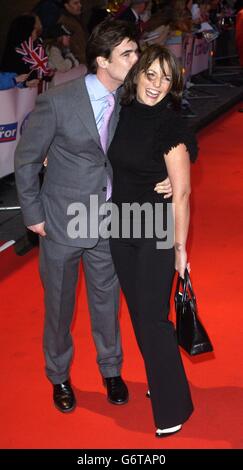 Davina McCall et son mari, Matthew Robertson, arrivent pour le Daily Mirror's Pride of Britain Awards au London Hilton on Park Lane, dans le centre de Londres. Banque D'Images