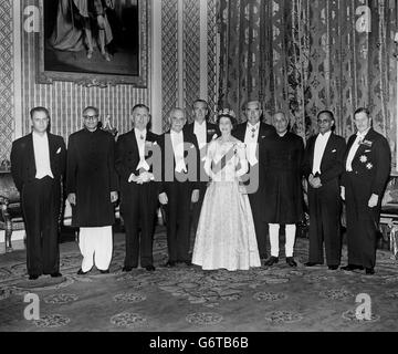 La reine Elizabeth II avec ses premiers ministres du Commonwealth au palais de Buckingham où elle les a divertis pour le dîner. Les premiers ministres sont (l-r) : Johannes Gerhardus Strijdom (Afrique du Sud), Mohammad Ali (Pakistan), Sidney Holland (Nouvelle-Zélande), Louis St Laurent (Canada), Sir Anthony Eden (Grande-Bretagne), Robert Menzies (Australie), Pandit Jawaharlal Nehru (Inde) SWRD Bandaranaike (Ceylan Eden (Grande-Bretagne), Robert Menzies (Australie) et Lord Malasvern (Rhode). Banque D'Images