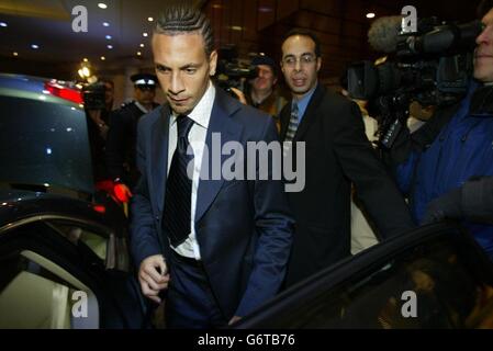 Le défenseur de Manchester United Rio Ferdinand à l'hôtel Radisson Heathrow, où un comité indépendant a rejeté son appel contre une interdiction de huit mois pour un test de dépistage de drogues manqué. Alors que le comité indépendant de trois personnes qui a entendu son appel contre la peine initialement prononcée le 19 décembre se contentait de ne pas avoir évité le test pour des raisons « liées au tapis », ils ont rejeté sa contestation du verdict et de la punition. Banque D'Images