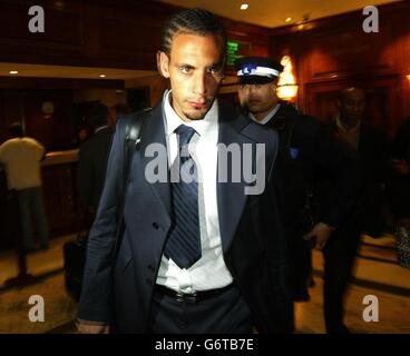 Le défenseur de Manchester United Rio Ferdinand à l'hôtel Radisson Heathrow, où un comité indépendant a rejeté son appel contre une interdiction de huit mois pour un test de dépistage de drogues manqué. Alors que le comité indépendant de trois personnes qui a entendu son appel contre la peine initialement prononcée le 19 décembre se contentait de ne pas avoir évité le test pour des raisons « liées au tapis », ils ont rejeté sa contestation du verdict et de la punition. Banque D'Images