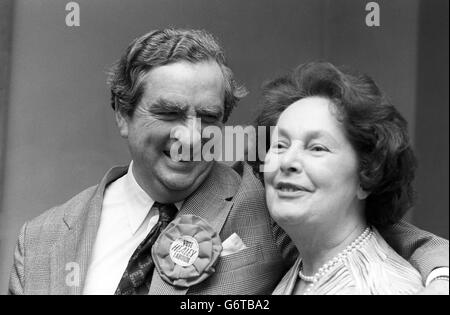 Un chancelier joyeux de l'Échiquier Denis Healey et sa femme Edna au Leeds Civic Hall. M. Healey est candidat travailliste pour Leeds est. Banque D'Images