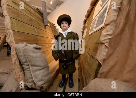 William Sayers, Five, de Warwickshire, pose dans le costume d'époque d'un officier dans une pleine grandeur de la récréation d'une tranchée de la première Guerre mondiale pendant un aperçu de l'exposition de la première Guerre mondiale "UN grand domaine à la guerre - terre, mer et air" au Palais de Blenheim dans l'Oxfordshire. Banque D'Images