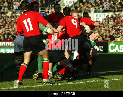 Brian O'Driscoll traverse les défenses galloises pour marquer la deuxième tentative de l'Irlande lors du match des RBS 6 Nations à Lansdowne Road, Dublin. Banque D'Images