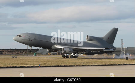 Un avion TriStar transportant des membres de l'escadron 617, les Dambusters, retourne à RAF Lossiemouth, à Moray, d'Afghanistan, avant de se dissoudre jusqu'en 2016. APPUYEZ SUR ASSOCIATION photo. Date de la photo: Mardi 4 février 2014. L'unité sera dissoute le 1er avril dans le cadre du dessèchèchèchis prévu de la force Tornado GR4, mais elle se reforcera en 2016, en prenant livraison du chasseur « très avancé » Lightning II. L'escadron est parti pour l'Afghanistan en octobre pour son déploiement final afin de fournir une reconnaissance aérienne aux forces terrestres dirigées par l'Afghanistan. C'est sans doute l'escadron le plus célèbre de la RAF, créé Banque D'Images