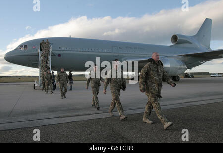 Un avion TriStar transportant des membres de l'escadron 617, les Dambusters, retourne à RAF Lossiemouth, à Moray, d'Afghanistan, avant de se dissoudre jusqu'en 2016. Banque D'Images