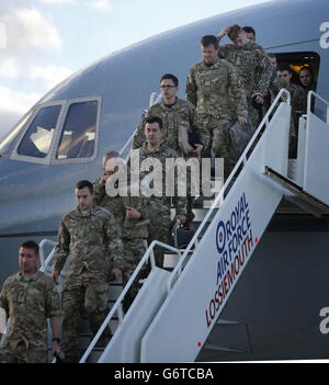 Un avion TriStar transportant des membres de l'escadron 617, les Dambusters, retourne à RAF Lossiemouth, à Moray, d'Afghanistan, avant de se dissoudre jusqu'en 2016. Banque D'Images