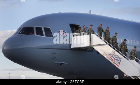 Un avion TriStar transportant des membres de l'escadron 617, les Dambusters, retourne à RAF Lossiemouth, à Moray, d'Afghanistan, avant de se dissoudre jusqu'en 2016. Banque D'Images