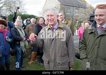 Le Prince de Galles rencontre les habitants de Muchelney, qui est en grande partie coupé par les inondations au niveau du Somerset. Banque D'Images