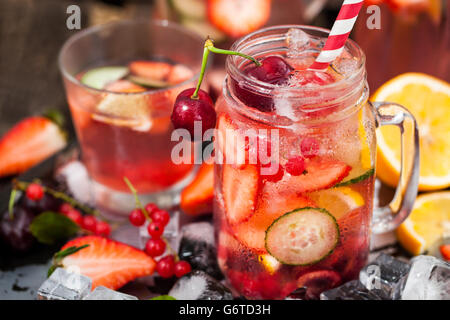 De l'eau infusée sain detox avec les baies fraîches et des fruits en pot Mason Banque D'Images