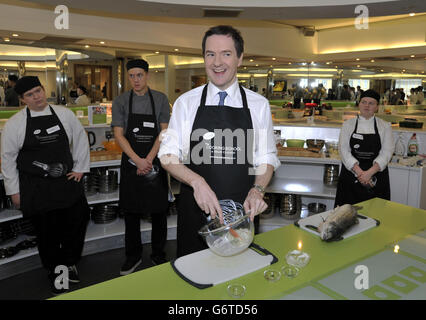 Le chancelier de l'Échiquier George Osborne se joint aux chefs stagiaires d'une école de cuisine lors d'une visite au Dean Clough Mills à Halifax, où il a visité de petites entreprises lors de son voyage dans le West Yorkshire, afin de promouvoir l'introduction de l'allocation d'emploi en avril. Banque D'Images