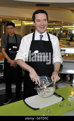 Le chancelier de l'Échiquier George Osborne se joint aux chefs stagiaires d'une école de cuisine lors d'une visite au Dean Clough Mills à Halifax, où il a visité de petites entreprises lors de son voyage dans le West Yorkshire, afin de promouvoir l'introduction de l'allocation d'emploi en avril. Banque D'Images