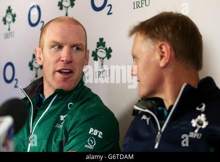 Joe Schmidt (à droite) et le capitaine Paul O'Connell lors d'une conférence de presse à Carton House, Dublin, Irlande. Banque D'Images