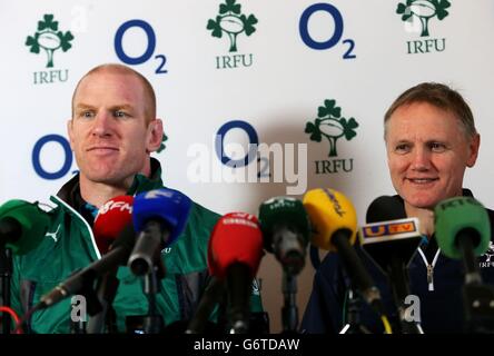 Joe Schmidt (à droite) et le capitaine Paul O'Connell lors d'une conférence de presse à Carton House, Dublin, Irlande. Banque D'Images