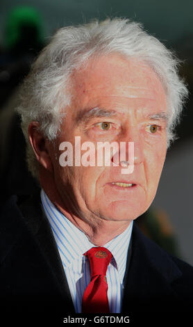 Sean Fitzpatrick, ancien président et ancien chef de la direction d'Anglo Irish Bank, quitte le circuit Criminal court de Dublin lors du procès pour fraude des anciens dirigeants d'Anglo Irish Bank. APPUYEZ SUR ASSOCIATION photo. Date de la photo : jeudi 6 février 2014. Voir PA Story IRISH Anglo. Le crédit photo devrait se lire comme suit : Niall Carson/PA Wire Banque D'Images