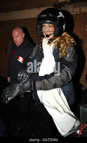 La mannequin et actrice Jerry Hall arrive au Palace Theatre sur Shaftesbury Avenue, dans le centre de Londres, pour se produire aux Miserables dans le cadre de sa tentative de record du monde en jouant dans six comédies musicales West End différentes la même nuit. Banque D'Images