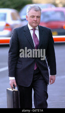 Le lieutenant-colonel Tim Allen des Kings Royal Hussar's arrive au Tribunal de l'industrie de Southampton pour témoigner dans l'affaire Angela McConnell. Mme McConnell est l'Adjudant-femme qui prétend qu'elle a été victime de discrimination de la part de l'armée lorsque son affaire avec un major a été exposée. Banque D'Images