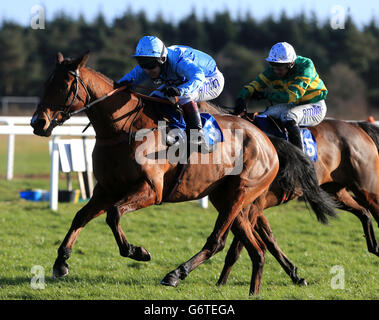 Fingal Bay criblé par Richard Johnson après le dernier à gagner battre si dans le doute monté par Tom O'Brien dans la course de l'obstacle de handicap de réseau de Pertemps pendant le Bathwick Tires Super Sunday à Exeter Racecourse. Banque D'Images