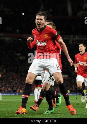 Michael Carrick, de Manchester United, célèbre le deuxième but de son équipe du jeu avec des coéquipiers Banque D'Images