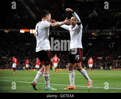 Football - Barclays Premier League - Manchester United / Fulham - Old Trafford.John Arne Riise de Fulham (à gauche) et Kieran Richardson célèbrent après le coup de sifflet final Banque D'Images
