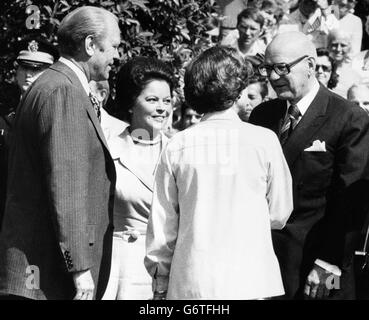 Shirley Temple Black, 48 ans, qui vient d'être nommée chef du protocole à la Maison Blanche. Elle a accompagné le président finlandais Urho Kekkonen (à droite), qui a été accueilli par Gerald Ford et son épouse à la Maison Blanche lors d'une visite officielle. Banque D'Images