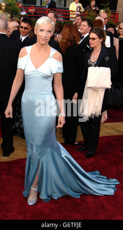 La chanteuse Annie Lennox arrive au Kodak Theatre de Los Angeles pour les 76e Academy Awards. Annie porte une robe de Stella McCartney. Banque D'Images