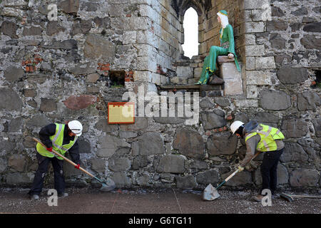 Les travaux d'excavation commencent à l'intérieur des murs du château de Carrickfergus à Co Antrim, tandis que les secrets historiques enfermés dans les murs du château anglo-normand le mieux préservé d'Irlande pourraient être découverts par une nouvelle excavation archéologique. Banque D'Images