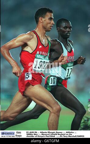 01-AOÛT-96 ... Jeux olympiques d'Atlanta .... Athlétisme ... 5000M hommes .... Khalid Boulami du Maroc sur l'épaule de Paul Bitok du Kenya Banque D'Images