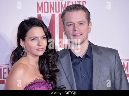 Matt Damon et son épouse Luciana Barroso arrivent pour la première britannique des monuments hommes, à l'Odeon Leicester Square, Londres. Banque D'Images