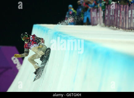 Shaun White des États-Unis lors de sa deuxième course dans la finale des hommes de la Snowboard Mens Halfpipe pendant les Jeux Olympiques de Sotchi 2014 à Krasnaya Polyana, Russie. Banque D'Images