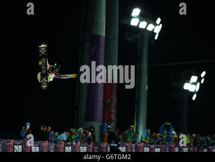 Shaun White des États-Unis lors de sa deuxième course dans la finale des hommes de la Snowboard Mens Halfpipe pendant les Jeux Olympiques de Sotchi 2014 à Krasnaya Polyana, Russie. Banque D'Images