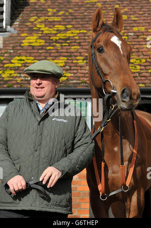 Courses hippiques - Paul Nicholls visite stable - Manor Farm stables.Entraîneur Paul Nicholls avec Silviniaco Conti pendant la visite de l'écurie à Manor Farm stables, Ditcheat. Banque D'Images