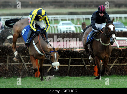 Master Red (à gauche), monté par Jason Maguire et Rainbow Peak, monté par Denis O'Regan dans l'action de l'obstacle des novices de David Merry Farrier lors de la Morefide Harridle Day à Kelso Racecourse, Wooler. Banque D'Images