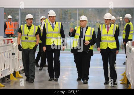 (De gauche à droite) Paul Holton, technicien de maintenance intégré, David Cameron, directeur des opérations, Trevor leeks, et secrétaire parlementaire privé du Premier ministre, Gavin Williamson (à droite), lors d'une visite de la nouvelle usine de moteurs Jaguar Land Rover à Wolverhampton. Banque D'Images