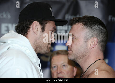 Tyson Fury (à gauche) et le américain Joey Abell (à droite) pendant la pesée officielle à la Copper Box Arena, Parc olympique Queen Elizabeth, Londres. Banque D'Images