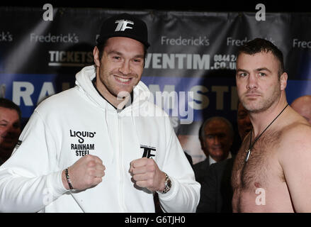 Tyson Fury (à gauche) et le américain Joey Abell (à droite) pendant la pesée officielle à la Copper Box Arena, Parc olympique Queen Elizabeth, Londres. Banque D'Images