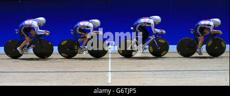 Dani King (deuxième à droite) et Laura Trott (à droite) pendant une journée médiatique au Vélodrome de Manchester. Banque D'Images