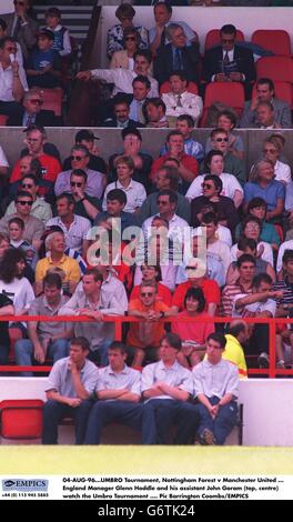 Glenn Hoddle, directeur de l'Angleterre, et son assistant John Gorman (en haut, au centre) regardent le tournoi Umbro Banque D'Images