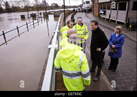 Le Premier ministre David Cameron discute avec les employés de l'Agence de l'environnement à Upton-upon-Severn, où il rencontre les gens locaux et les militaires pour discuter des mesures d'inondation et du travail dans la collectivité. Banque D'Images