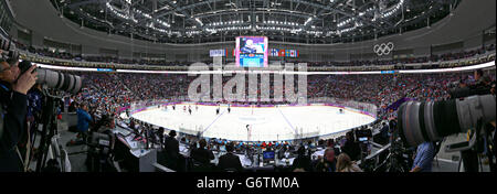 NOTE AUX ÉDITEURS : cette image a été assemblée à partir de 3 photographies distinctes. Une vue panoramique composite du dôme de glace du Bolchoï lors du match États-Unis contre Russie lors des Jeux Olympiques de Sotchi 2014 à Sotchi, Russie. Banque D'Images