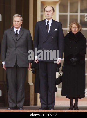 Le duc de Gloucester et l'ambassadeur d'Espagne, les marques de Tamaron (au centre), se tiennent sur la piste du palais de Buckingham, à Londres, tandis que l'hymne national espagnol se joue lors d'une nouvelle cérémonie de la relève de la Garde, à la mémoire des personnes tuées lors des attentats terroristes à Madrid la semaine dernière. Deux cents personnes ont été tuées à Madrid lorsqu'une série de bombes ont été déchirées jeudi par des trains aux heures de pointe. Banque D'Images