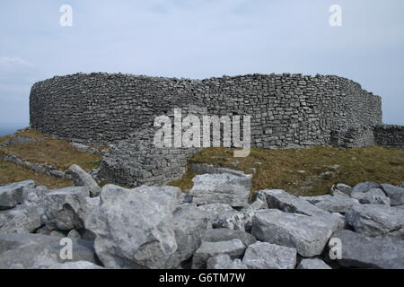 Stone fort Dun Eochla sur l'île de Inishmore qui appartient aux îles d'Aran en Irlande. Banque D'Images